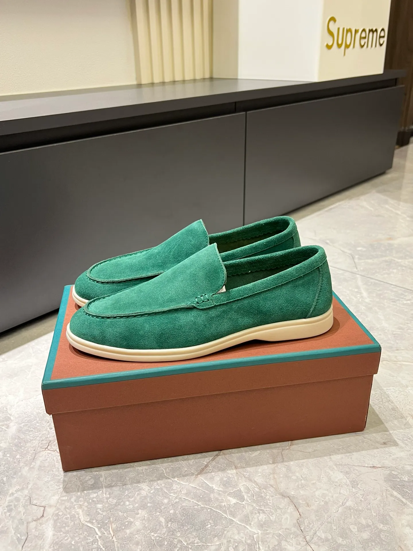 Men's shoes 💰p360 "Loro men's shoes 💰pian'*" Classic L men's shoes for couples 💰p Top version British flat loafers, a must-have item in old money style, the minimalist design is eye-catching and durable, a plus point for dressing The soft foot feel and texture are outstanding. They don’t scratch your feet and are very nice. They are matched with soft and waxy soles. They can be worn daily for a long time without getting tired. They are easy to wear, versatile and classic items, with perfect foot feel and texture! Imported cashmere fabric, the lining is made of imported A-grade water-dyed cow lining, the top version of the genuine leather midsole is sewn with pure handmade mark thread! Size: Female 35-40 (34. Customized) Male 38-44 (45.46. Customized)